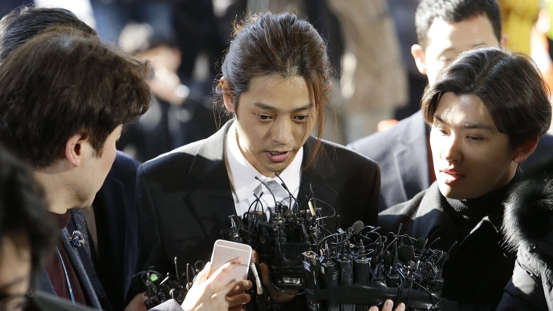 Sentencian a prisión a dos cantantes de K-pop por violar a una joven y compartir videos sexuales en un chat