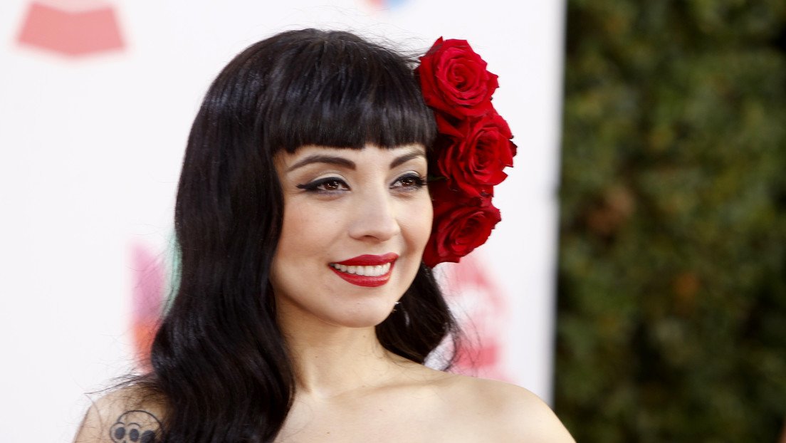 Los Carabineros de Chile piden a la Fiscalía citar a la cantante Mon Laferte tras acusarlos de vandalismo