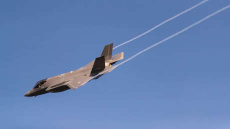 Reciben con espuma contra incendios al primer avión de combate F-35A de Países Bajos (VIDEOS, FOTOS)