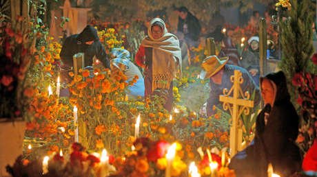 VIDEO: Mexicanos celebran el Día de los Muertos honrando a sus familiares fallecidos