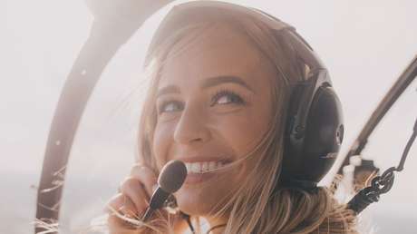 Un piloto ruso deja a una joven pilotar un avión, lo graba y termina metido en un lío