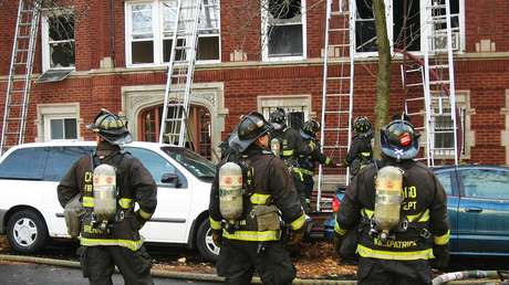 VIDEO: Un bombero evita que un adolescente se arroje de un balcón con un 'método' que nadie se esperaba