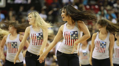 VIDEO: Un baile de animadoras con música de 'Star Wars' en un instituto católico termina con "sorpresa"