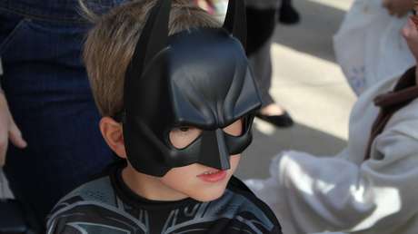 La madre de la bebé de EE.UU. nacida con 'una máscara de Batman' agradece a los rusos su ayuda y apoyo