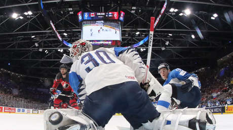VIDEO: Impactante choque de cabezas en un partido de hockey deja a un jugador sin conocimiento