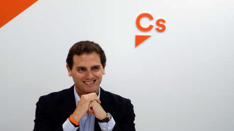 "Aún huele a leche": Candidato español presenta su "arma" para el debate y la Red explota (VIDEO, MEMES)