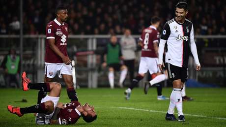 VIDEO: Un rival de Ronaldo finge una agresión 'de la nada' y el portugués no puede contener una sonrisa