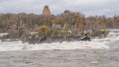 VIDEO: Fuertes vientos y lluvias desencallan barco atrapado en las rocas del Niágara durante 101 años