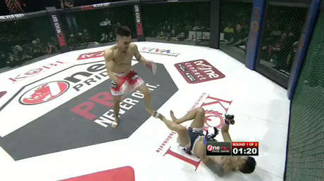 VIDEO: Luchador se niega a levantarse en pleno combate y pierde al ser sorprendido con una lluvia de patadas en las piernas