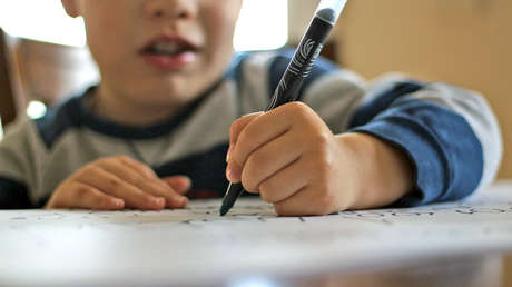 FOTO, VIDEO: Un niño de 9 años, regañado por dibujar en clase, decora un restaurante