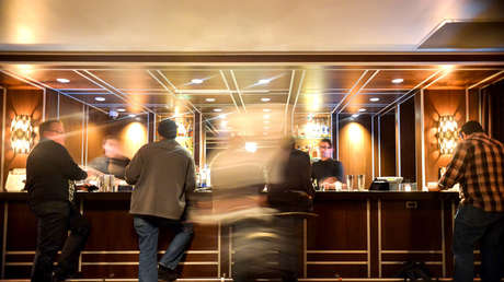 VIDEO: Pasajeros de un crucero siguen bebiendo tranquilamente mientras una tormenta golpea el barco