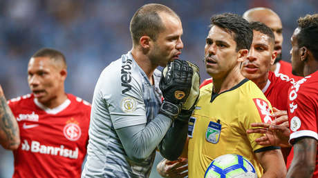 VIDEO: Un arquero brasileño le pega a su rival una fuerte patada y provoca una de las infracciones más violentas de la temporada