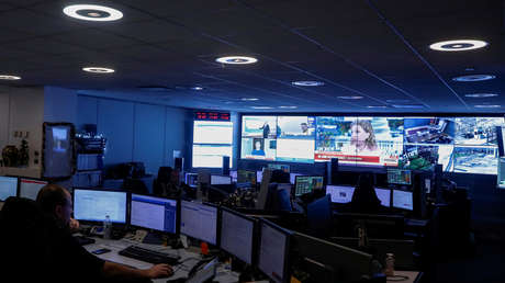 Empleados del 911 responden media hora tarde a una mujer en peligro mortal por ver contenido de Netflix