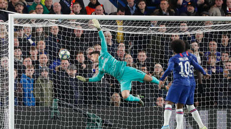 VIDEO: El portero español del Chelsea marca un autogol con el rostro y provoca las burlas de uno de sus compañeros de equipo