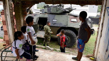 "Le escondió al país que bombardeó a siete niños": la acusación de un senador que puede costarle el cargo al ministro de Defensa de Colombia
