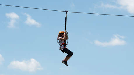VIDEO: Tira a dos chicas colgadas de un columpio a varios metros de altura contra una escalera y recibe su 'karma instantáneo'