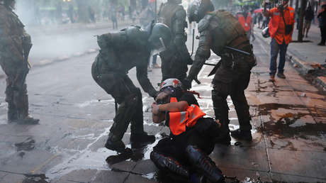 Abren proceso judicial contra carabinero que disparó a dos alumnas en el interior de un liceo en Santiago de Chile