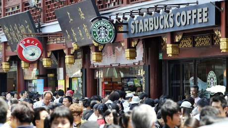 VIDEO: Se salvan por centímetros de que una ventana caiga sobre sus cabezas en la terraza de un Starbucks
