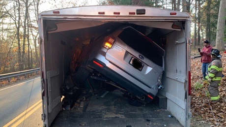 FOTO: Una mujer queda atrapada tras atorar su automóvil en el remolque de un camión