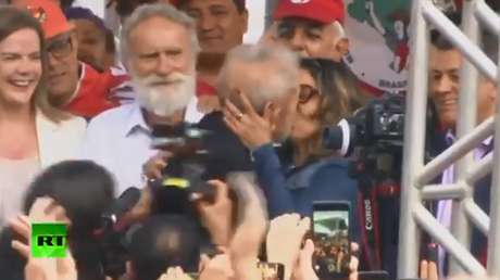 VIDEO: Lula anuncia que se casa y besa a su prometida tras salir de prisión