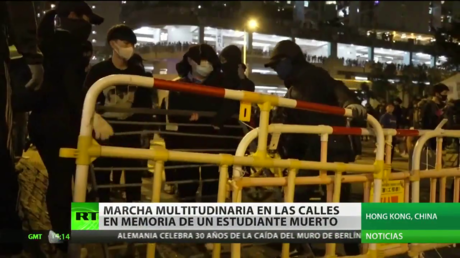 Marcha multitudinaria en las calles de Hong Kong en memoria de un estudiante muerto