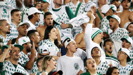 VIDEO: Una hincha brasileña se infiltra en una tribuna rival y la echan a golpes tras descubrirla (gracias a Instagram)