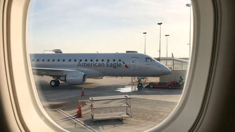 VIDEO: Un avión se sale de la pista al aterrizar y acaba 'surcando' la tierra con el ala