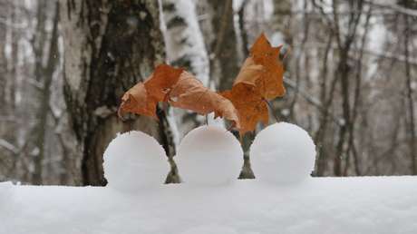 FOTOS: Encuentran miles de brillantes 'huevos de hielo' en una playa de Finlandia