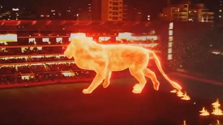 VIDEO: Un gigantesco 'león de fuego' irrumpe en un estadio de fútbol de Argentina