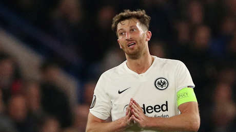 VIDEO: Futbolista argentino desata el caos al derribar al entrenador del equipo rival durante partido de la liga alemana