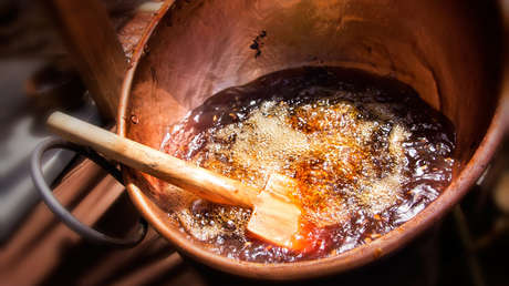 Hombre de 71 años es acusado de asesinar a su esposa arrojándole aceite hirviendo