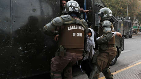 Filman a un grupo de agentes antidisturbios de Chile arrestando con brutalidad a un anciano (VIDEOS)