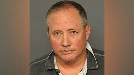 Piloto recibirá 300.000 dólares tras ser arrestado ilegalmente por desnudarse frente a la ventana de su hotel