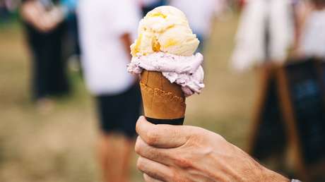 VIDEO: Un joven roba un helado de las manos de su dueño y el "delito" es transmitido por televisión