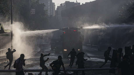 Filman el ataque a un camión de Carabineros de Chile desde dentro y fuera del vehículo (VIDEO)