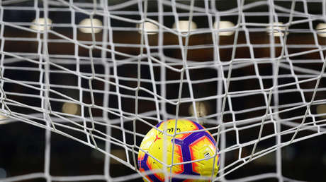 VIDEO: Arquero brasileño 'salva' un gol por detrás de la portería y la aprobación del árbitro desata polémica