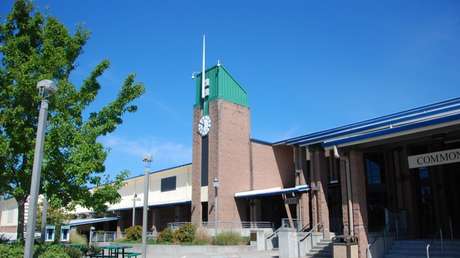 "Voy a disparar a los niños": Arrestan a una maestra de matemáticas en EE.UU. por amenazar de muerte a sus alumnos