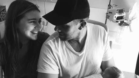 Una modelo australiana no supo que estaba embarazada hasta que dio a luz a una niña