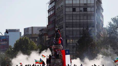 VIDEO: Manifestantes desafían la represión de Carabineros en Chile para mantener la 'plaza de la Dignidad' como epicentro de protestas