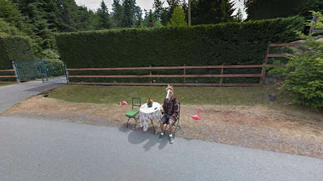 Google Maps se queda "sin palabras" ante el surrealismo de esta 'visión' callejera (VIDEO)