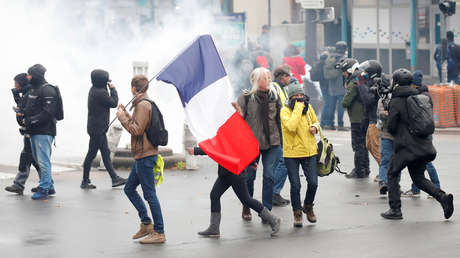 VIDEO: La Policía usa gases lacrimógenos y cañones de agua contra los 'chalecos amarillos' tras un año de protestas