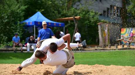 VIDEO: Árbitro de lucha canaria sufre una fractura de mandíbula en pleno combate