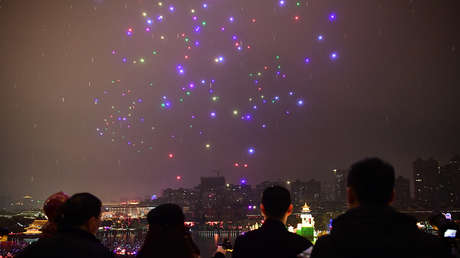VIDEO: 800 drones iluminados componen impresionantes figuras de aviones en el cielo nocturno de China