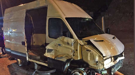 Una furgoneta con 52 migrantes irrumpe en Ceuta tras pasar la valla a gran velocidad