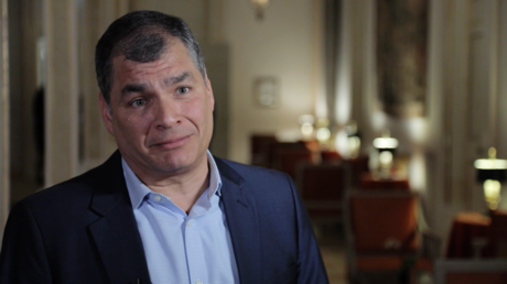 "Es por mi culpa, porque me ha dado espacio para un programa": Correa comenta el corte de señal de RT en Ecuador (VIDEO)