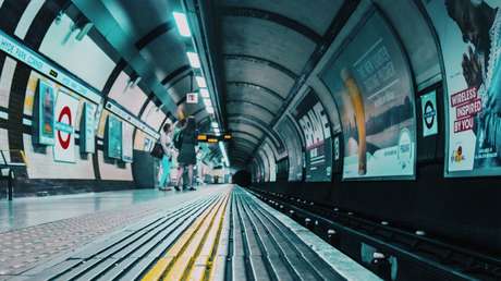 VIDEO: Un hombre se desmaya, cae a las vías del metro de Sao Paulo y el maquinista lo salva en el último segundo