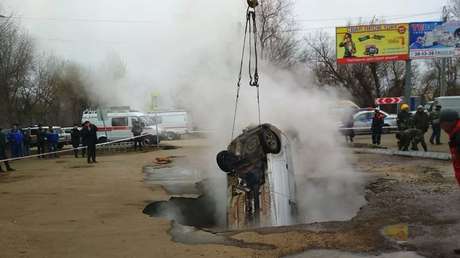 VIDEO: Dos hombres mueren abrasados en un auto que cae de repente en un socavón lleno de agua hirviendo