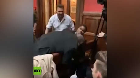 VIDEO: Un estudiante africano ciego es sacado "por los tobillos" de un prestigioso club de debate de Oxford