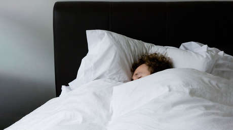 Un hombre reemplaza su ropa de cama con un edredón y almohadas de plumas y contrae una rara enfermedad