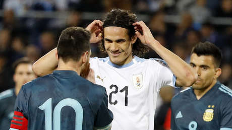 Cavani invita a Messi a pelear en pleno partido, este le responde "cuando quieras" y la Red se llena de memes